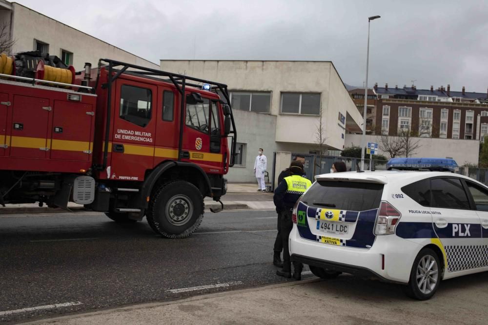 La Unidad Militar de Emergencia (UME) ha hecho parada hoy en Xàtiva para limpiar y desinfectar las zonas especialmente sensibles