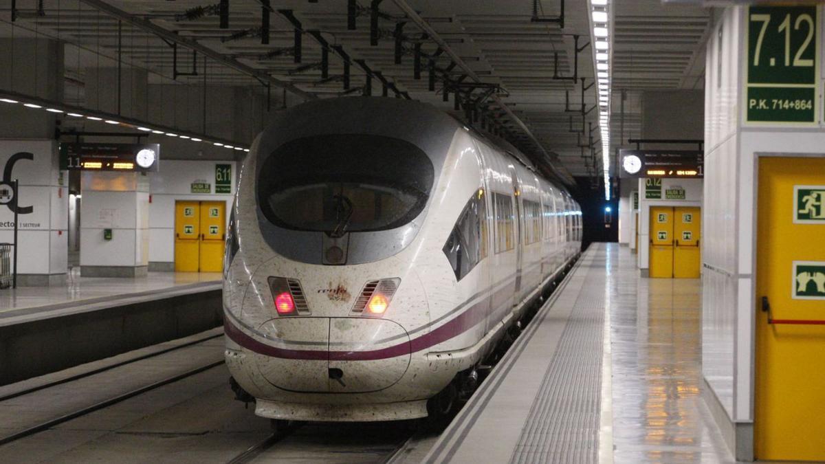 Un tren d’alta velocitat aturat a l’estació de Girona.