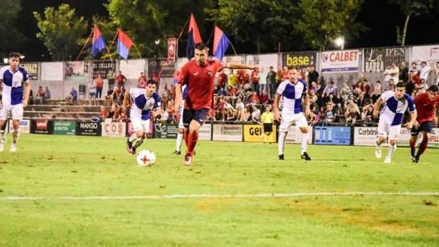 Hèctor Simon, en el moment de xutar el penal que va fallar contra el Sabadell.