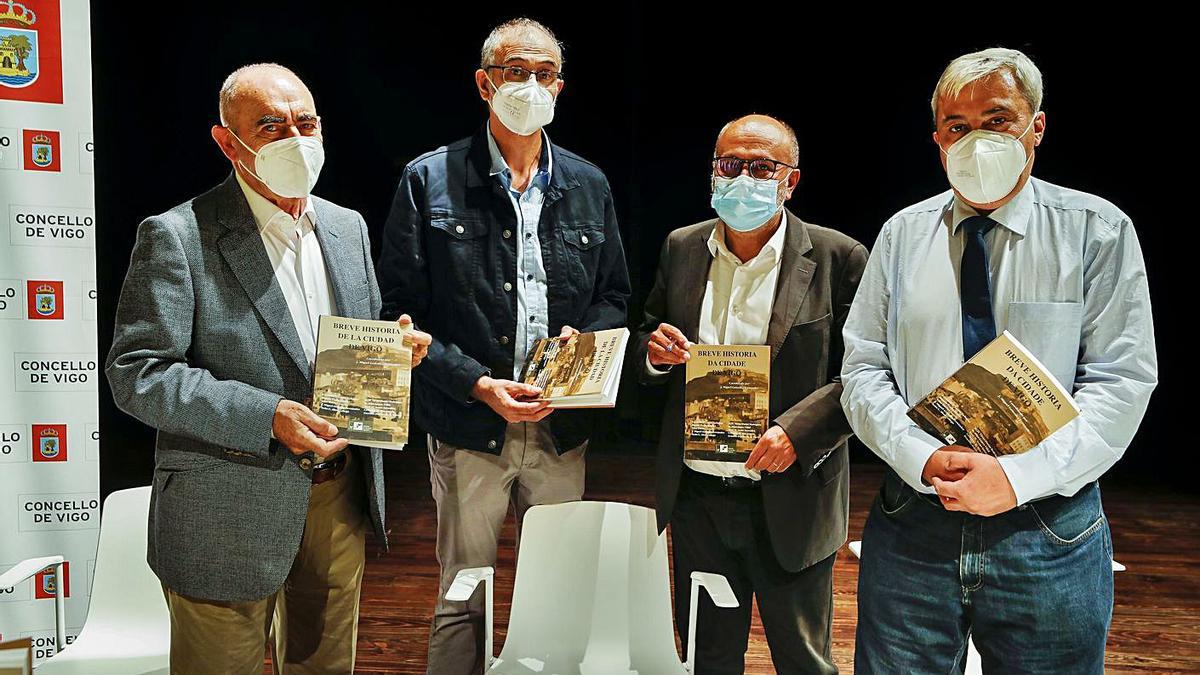 Presentación de “Breve historia da cidade de Vigo”, ayer, en el auditorio de Praza do Rei. |   // R. GROBAS