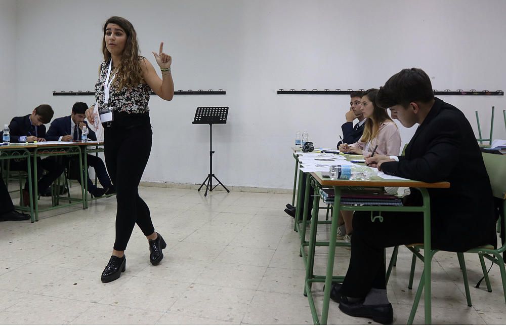 Las imágenes de la primera ronda del Torneo de Debate Escolar de Málaga, que cuenta con el respaldo de La Opinión de Málaga y la colaboración de la Obra Social de La Caixa