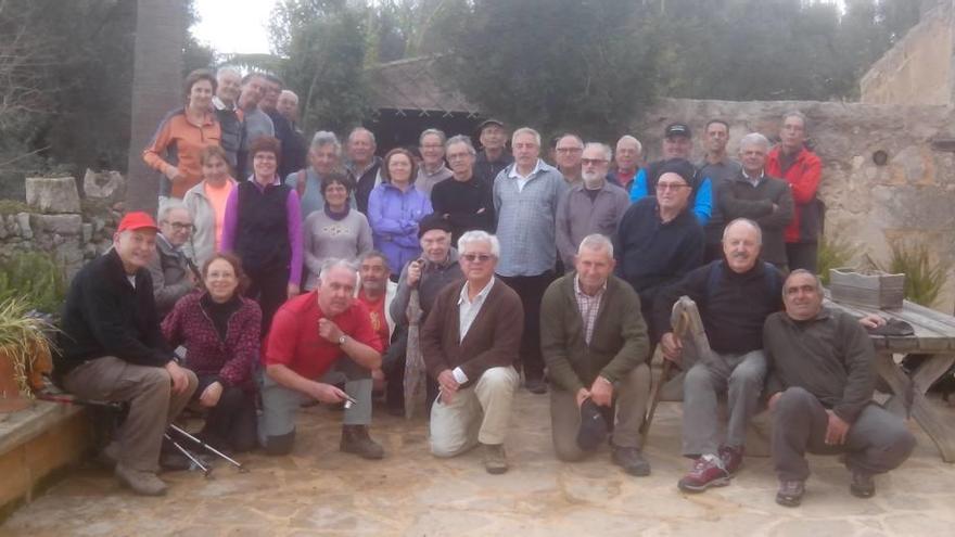 El grupo excursionista Titines rinde homenaje a Biel Barceló por su premio