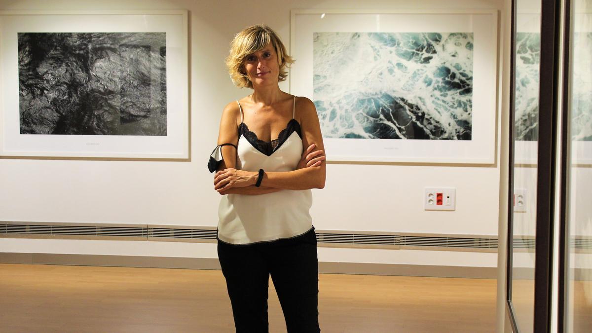 La concejala de Cultura de Castelló, Verònica Ruiz, en la exposición de la primera selección de obras adquiridas por el consistorio.