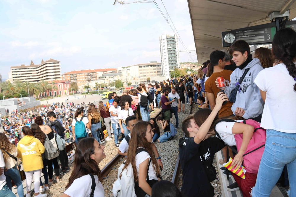 Els manifestants ocupen l'estació de tren a Girona i tallen la circulació