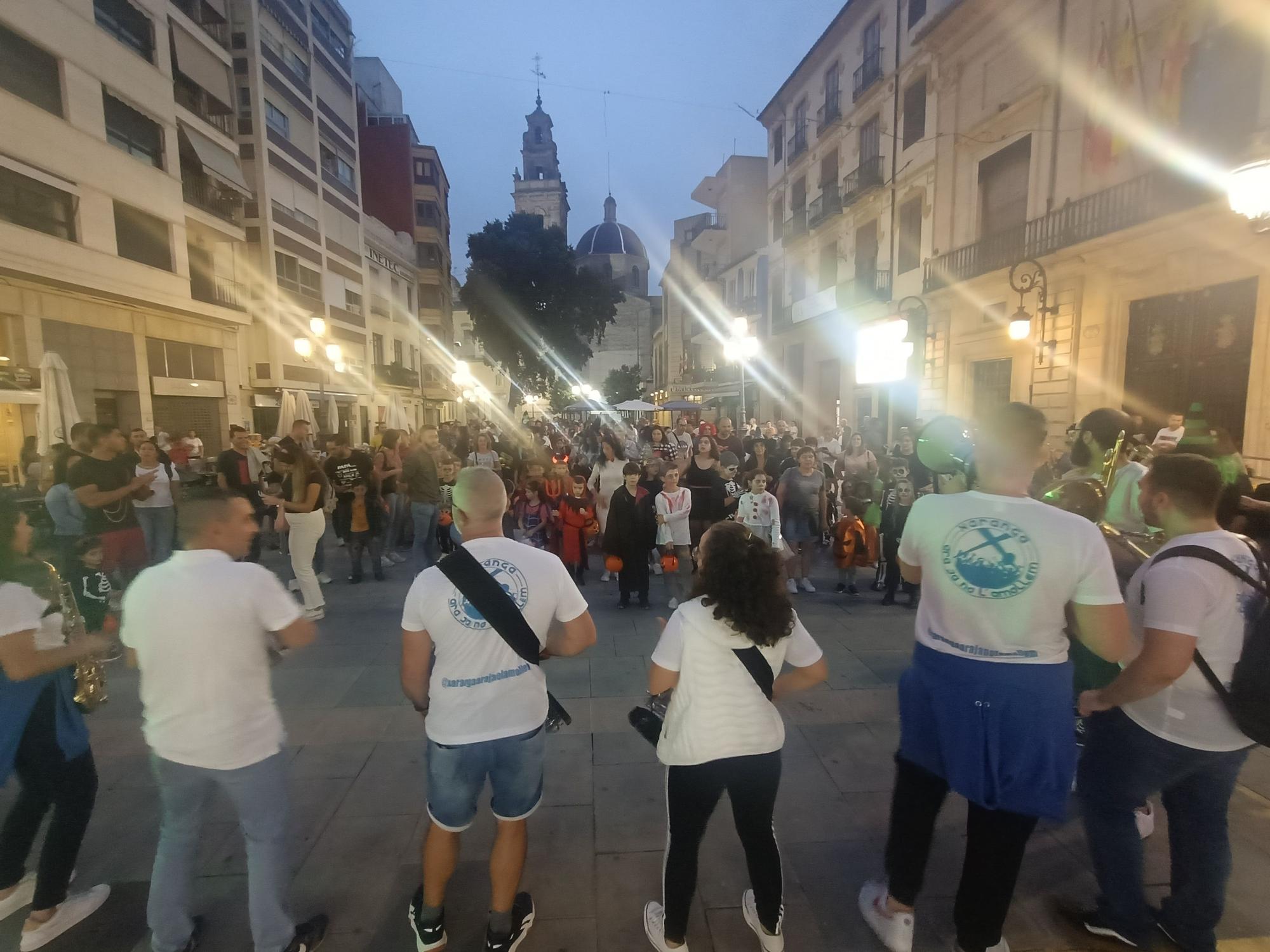 Los más pequeños promueven en Sueca un "truco o trato" saludable