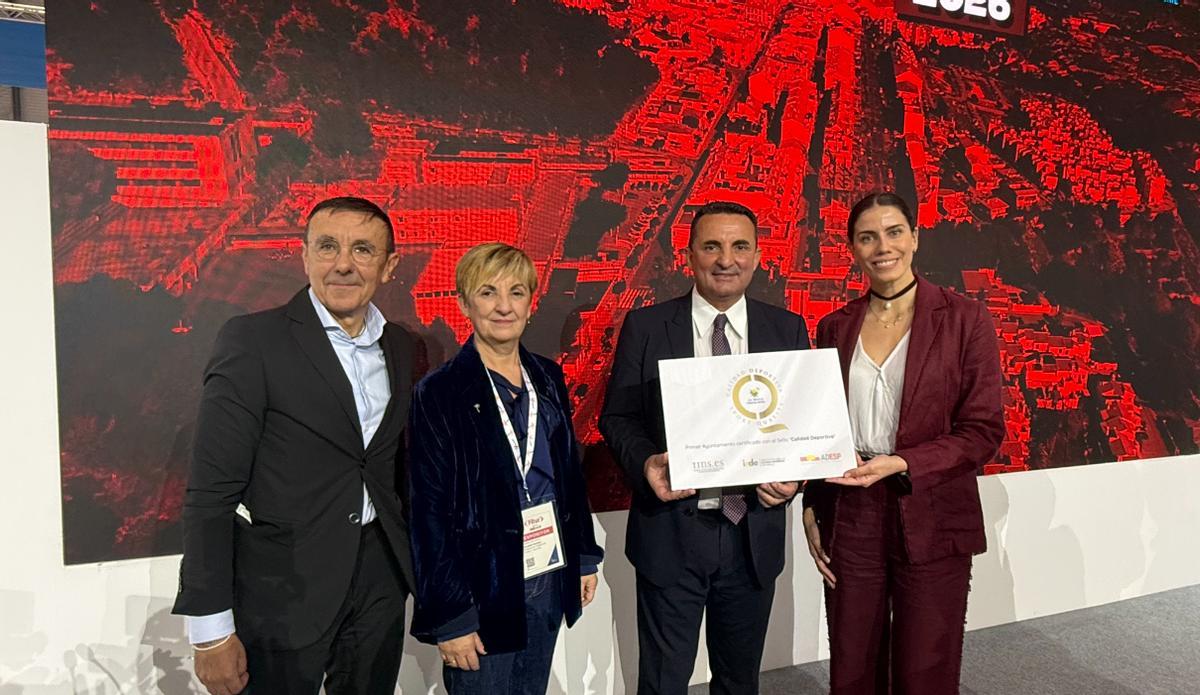 Bernabé Cano recibió el distintivo en FITUR