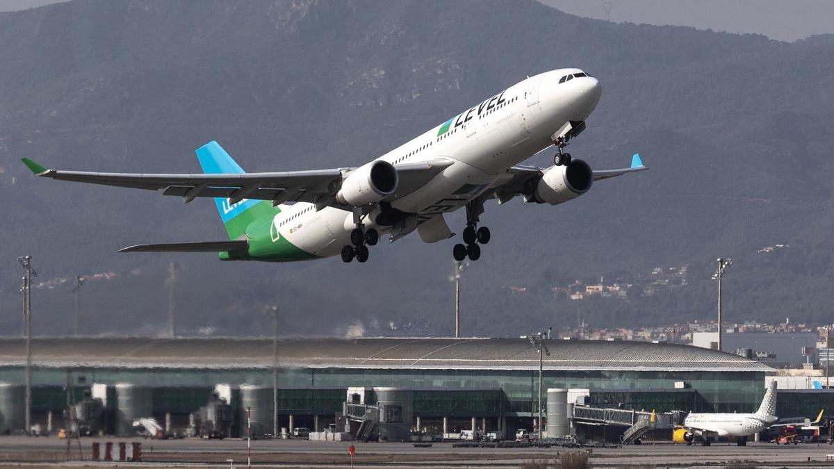 Un avión de Level despega con destino a Los Ángeles desde la tercera pista del aeropuerto del Prat de Barcelona, el pasado febrero