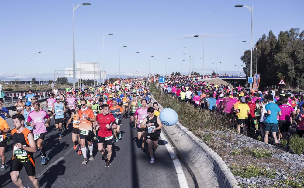 El Mouaziz, del Club Nerja de Atletismo ha vuelto a imponerse en la prueba, que ha alcanzado una participación récord con 7.500 corredores