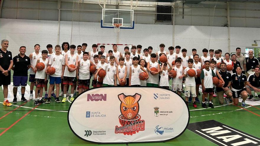 Participantes y monitores del campus do Deza organizado por COB y Basketdeza.