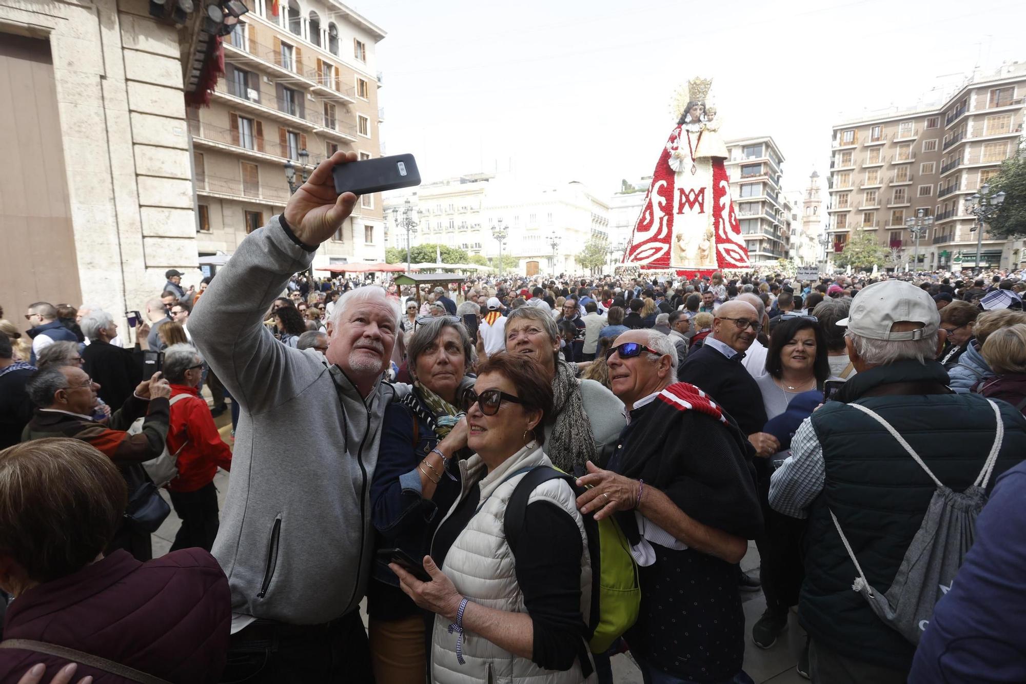 Cientos de personas acuden a ver el manto de la Virgen