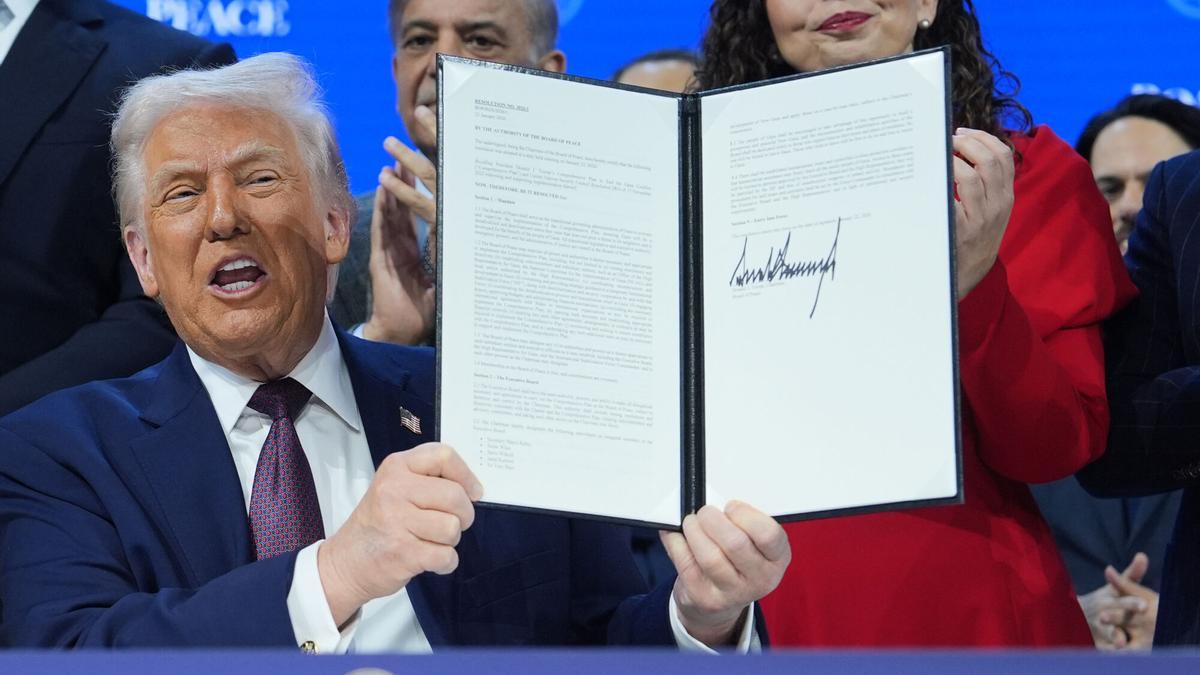 El presidente de EEUU, Donald Trump, sostiene el documento de firma de la Junta de Paz para Gaza, durante la ceremonia de inauguración de este organismo en Davos, este jueves.