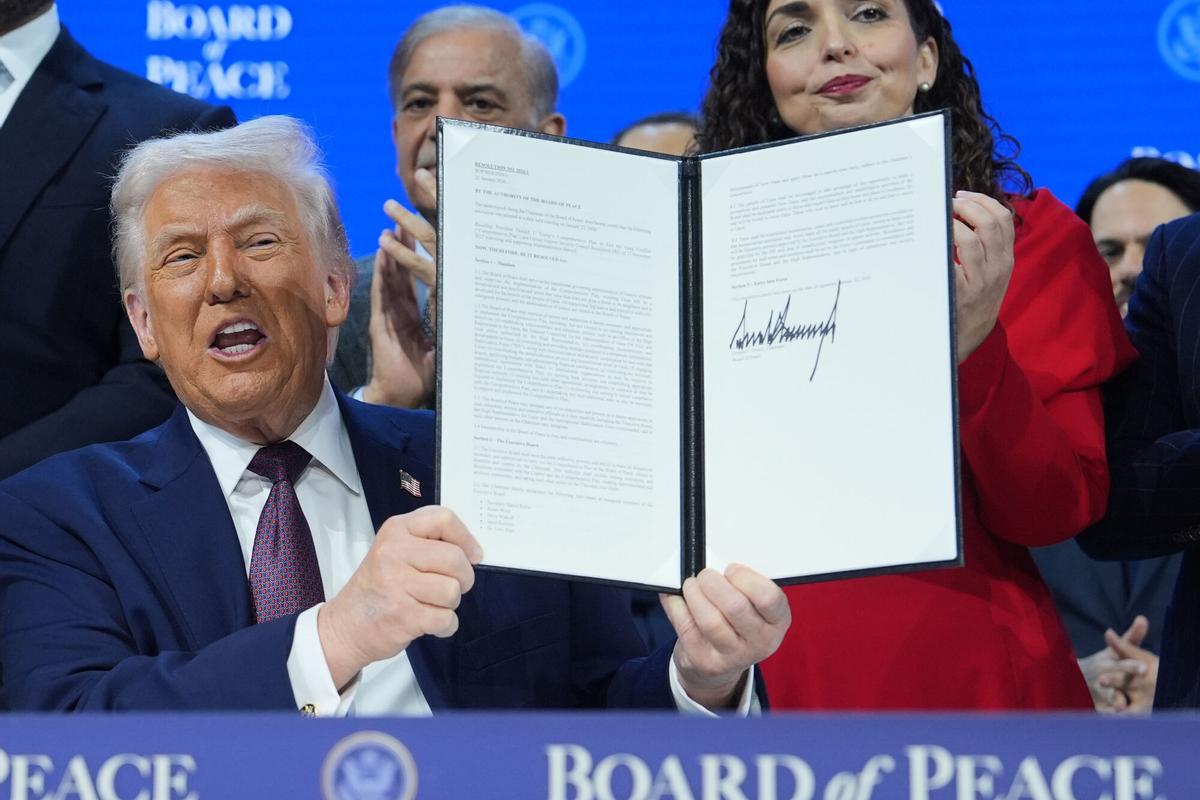 El presidente de EEUU, Donald Trump, sostiene el documento de firma de la Junta de Paz para Gaza, durante la ceremonia de inauguración de este organismo en Davos, este jueves.