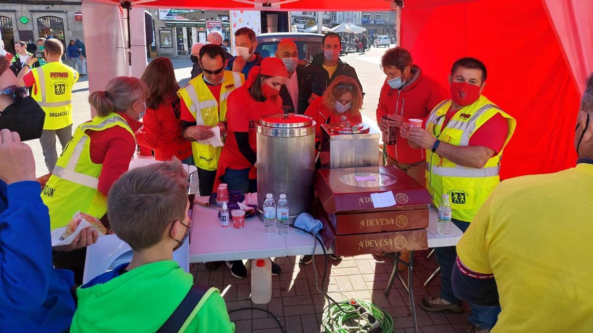 Un momento de la chocolatada, al término de la ruta de senderismo