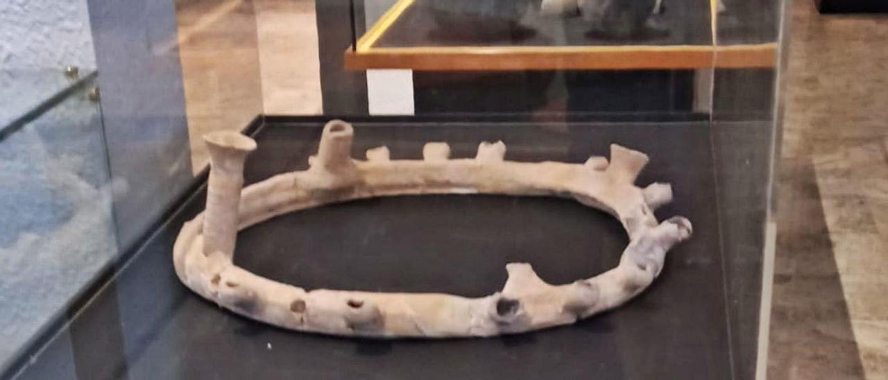 La lámpara en la vitrina en la que se expone en el Museo Arqueológico de Elda