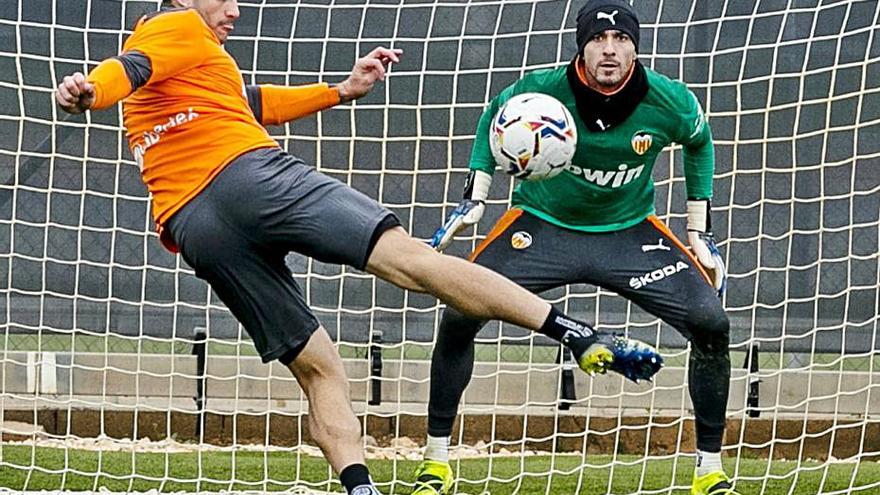 Maxi Gómez remata ante Jaume, ayer en Paterna. | LÁZARO DE LA PEÑA/ VCF