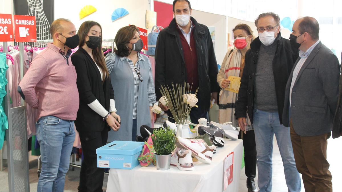 Concejales y el presidente de Uneba visitan uno de los estands.