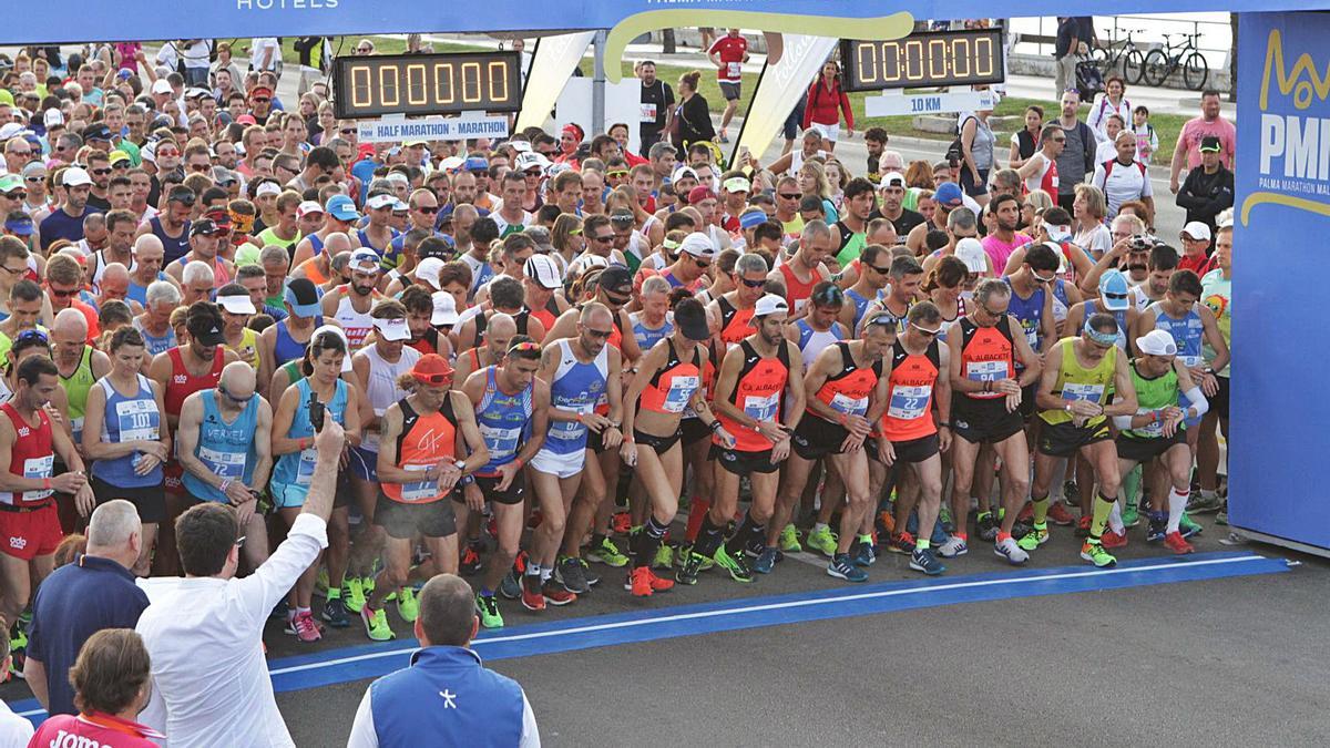 So wie auf diesem Foto wird es dieses Jahr nicht ablaufen: Beim Palma Marathon gilt beim Start Maskenpflicht.  | FOTO: BENDGENS