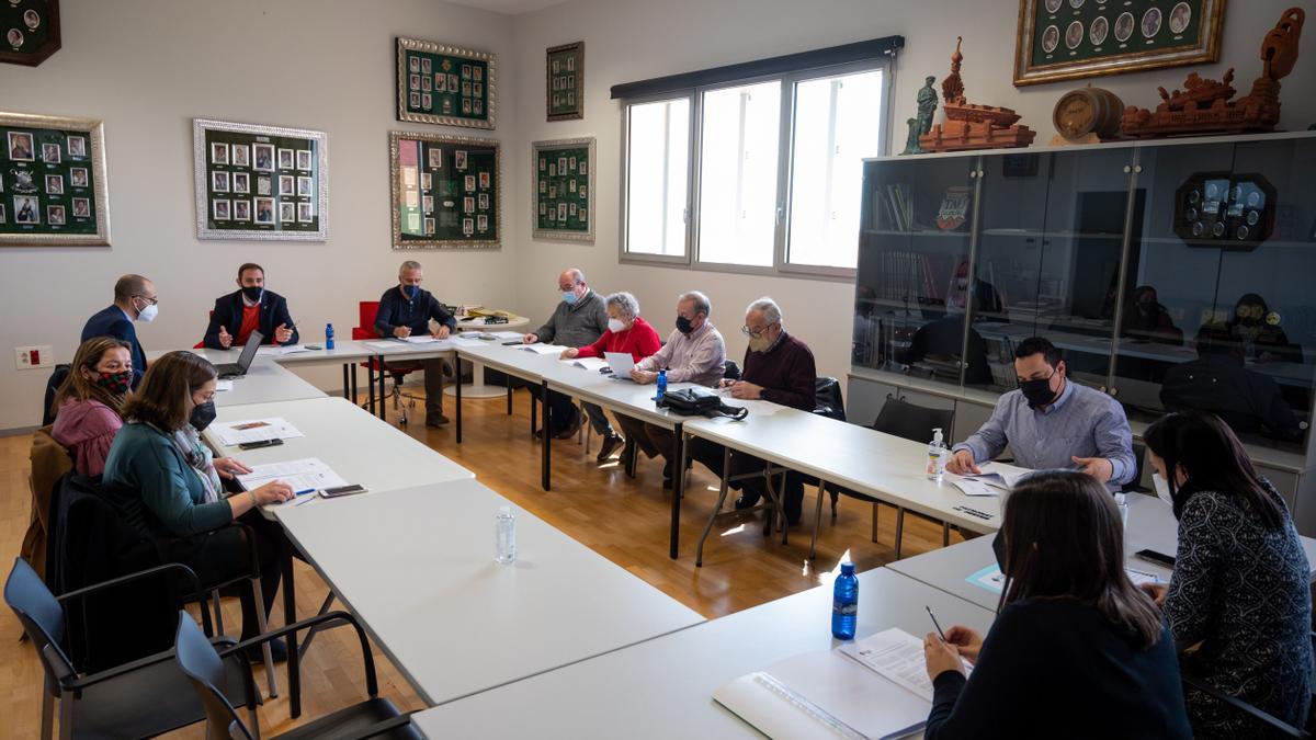 El Consell Rector del Patronat Municipal de Festes, ayer, en el transcurso de la reunión que mantuvo en el Palau de la Festa y donde aprobó el programa de las fiestas.