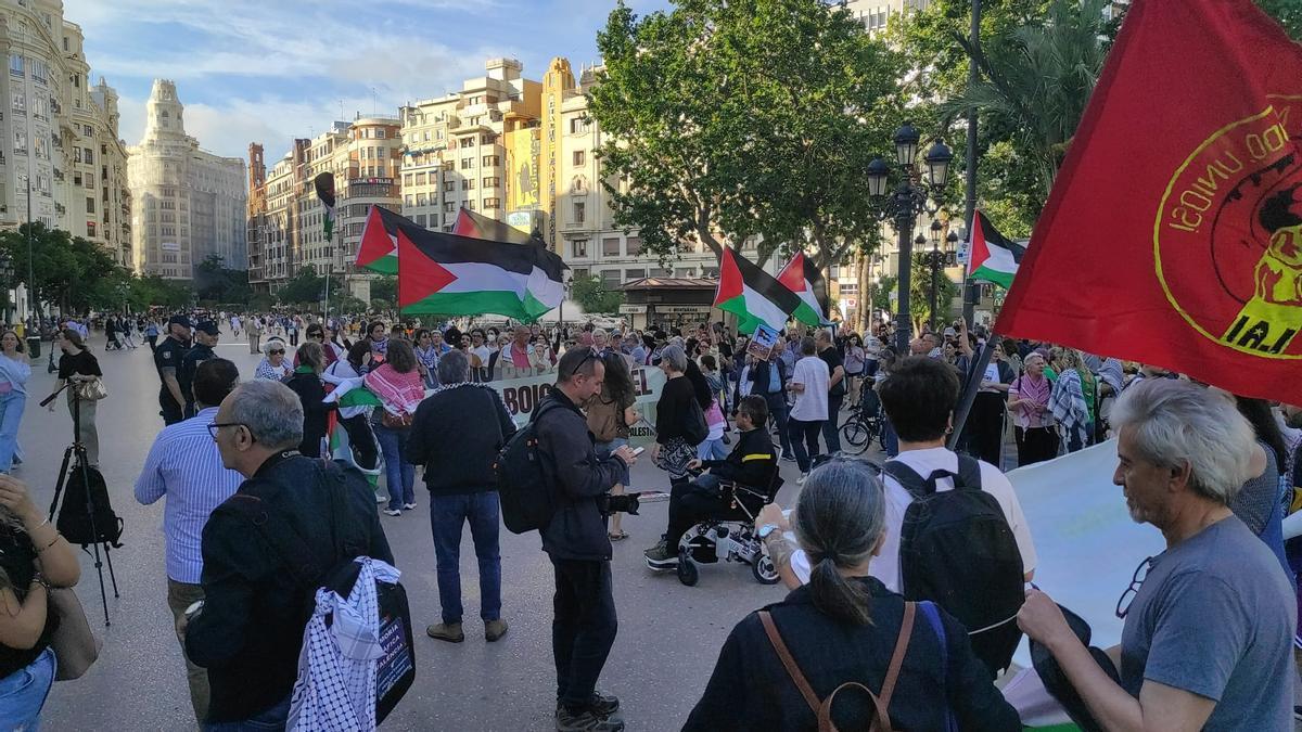 Asistentes a la concentración celebrada este miércoles en la plaza del Ayuntamiento para reclamar la liberación de los integrantes de la flotilla.