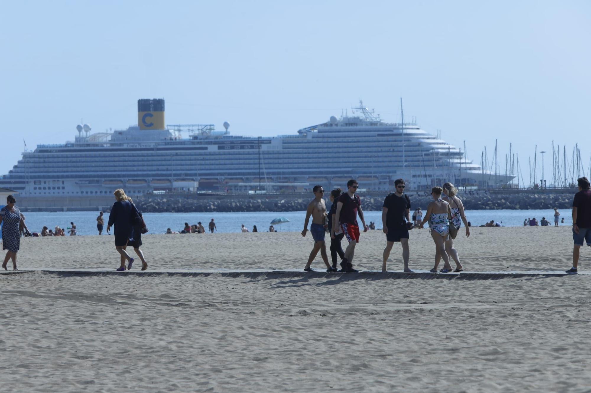 Llenazo en las playas de València este domingo, 15 de octubre