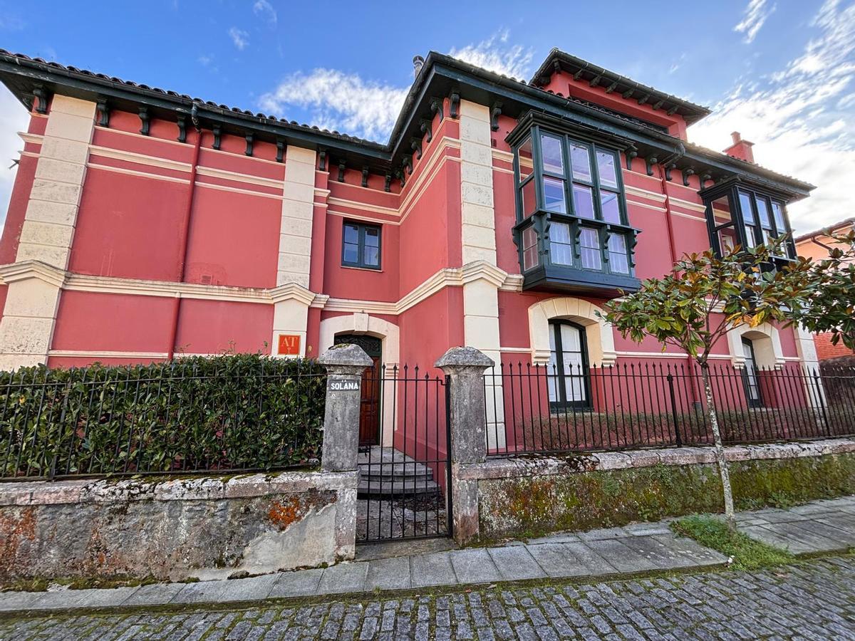 Aspecto actual de La Solana. Fachada Sur. Torreón y balcón con trabajo ornamental de cottage.