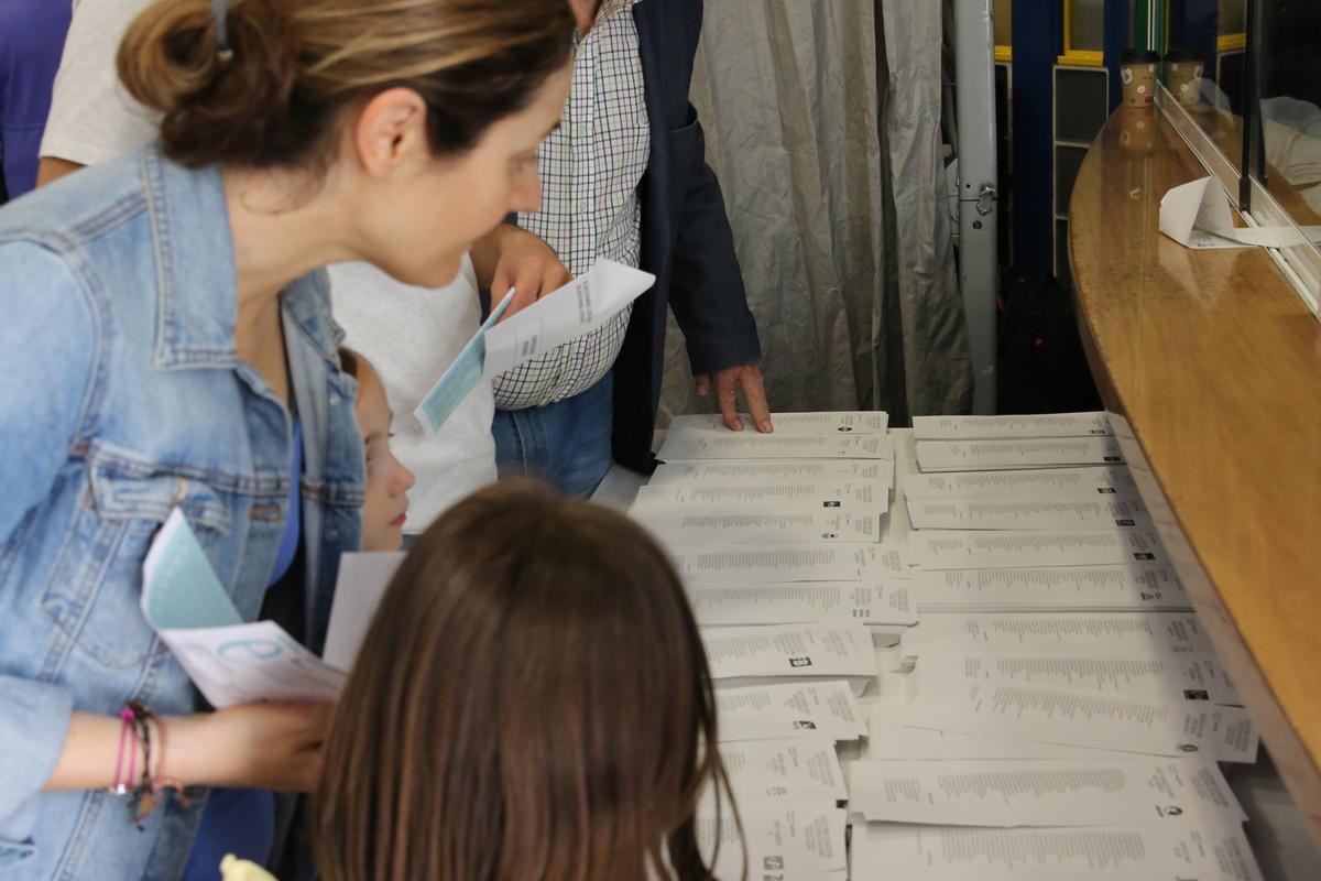 Ambiente durante la jornada de votación en les Escoles Pies de Balmes, en Barcelona