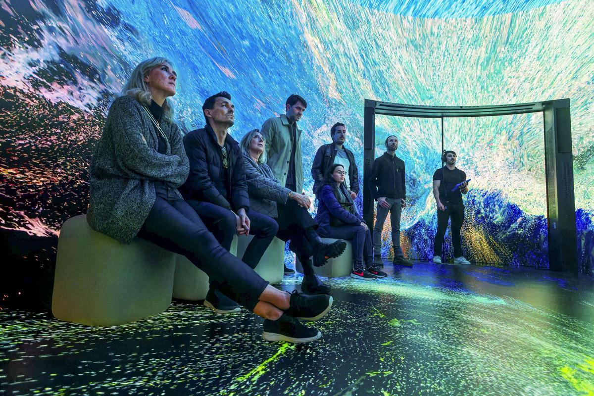 La nueva sala, concebida como un entorno cilíndrico completamente envolvente, elimina el concepto de pantalla y rompe la frontera tradicional entre obra y espectador.