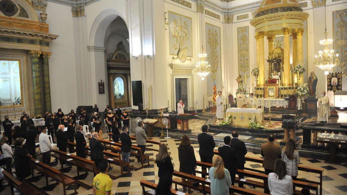 Decenas de crevillentinos acompañan a San Francisco de Asís en Nuestra Señora de Belén, ayer.