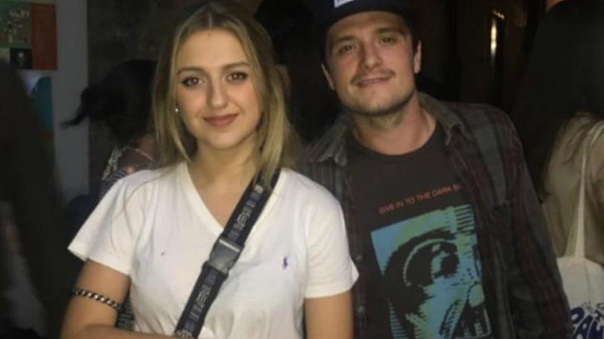 Josh Hutcherson junto a una fan en Vilagarcía de Arousa // CEDIDA