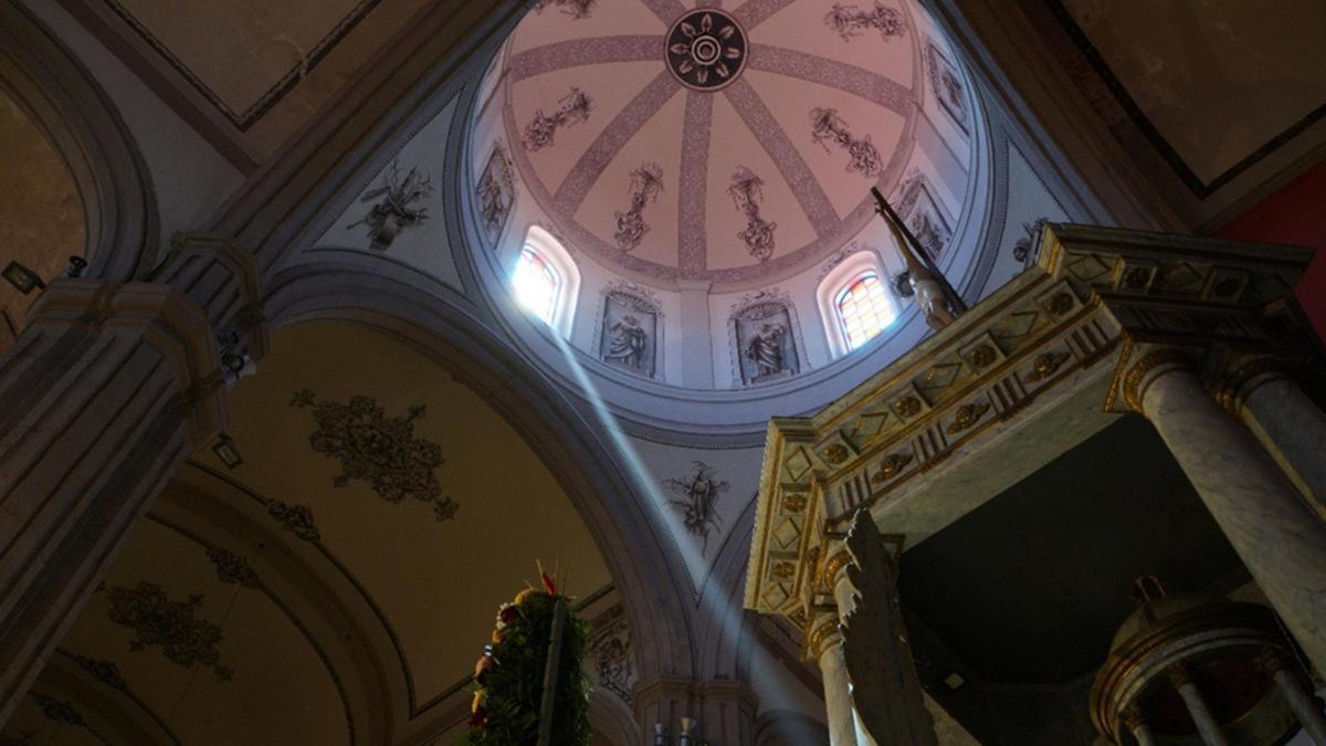 Un rayo de sol apunta al Tabernáculo de la iglesia de Gáldar.