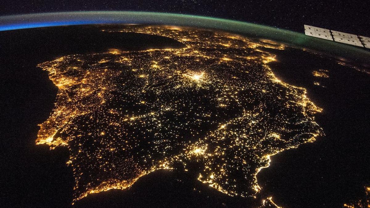 Imagen de la Península Ibérica iluminada durante la noche