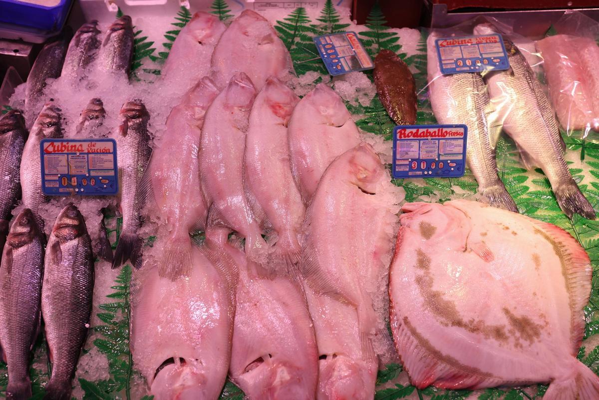 Archivo - Un puesto de pescado, antes de la cena de Nochevieja, en un mercado de barrio, a 31 de diciembre de 2025, en Madrid (España).