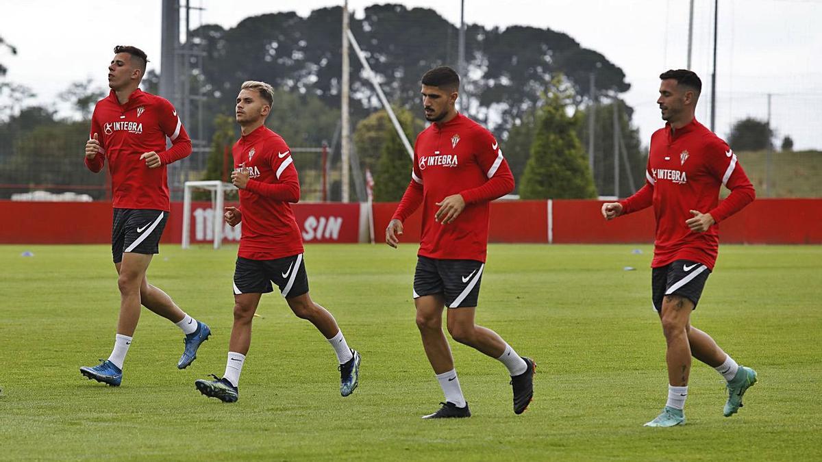 Villalba, segundo por la izquierda, junto a Christian Rivera, Berrocal y Álvaro Vázquez, en el entrenamiento de ayer en Mareo. | Ángel González