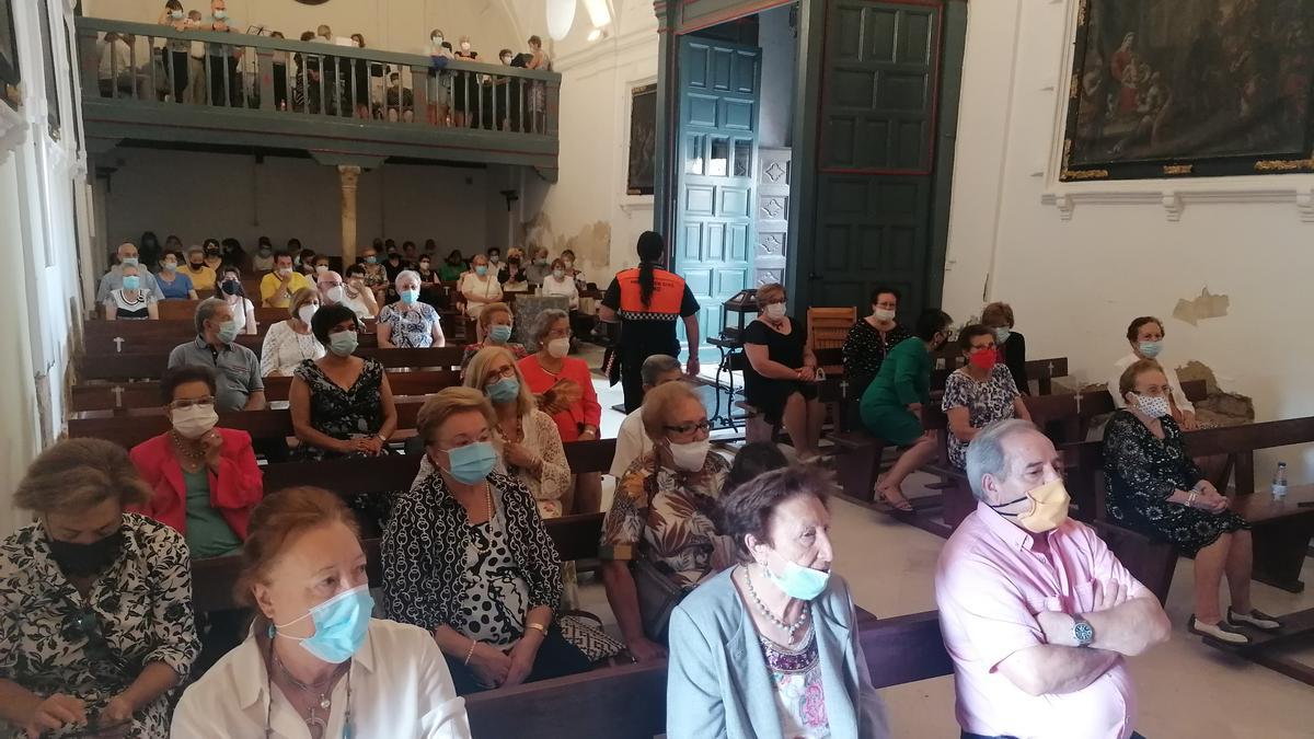 Toresanos esperan en el interior del templo el inicio de la fiesta de la Virgen del Canto