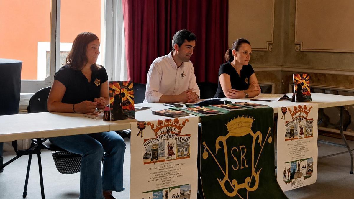 Presentación del programa de fiestas de San Roque: Ana Concha González, Javier Abello Gonzalo (presidente del bando) y Aurea Pérez García.