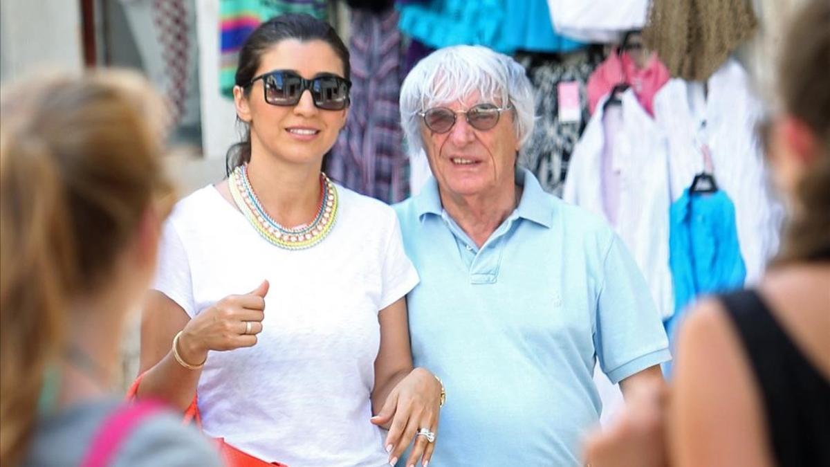 Ecclestone pasea con su mujer, Fabiana.