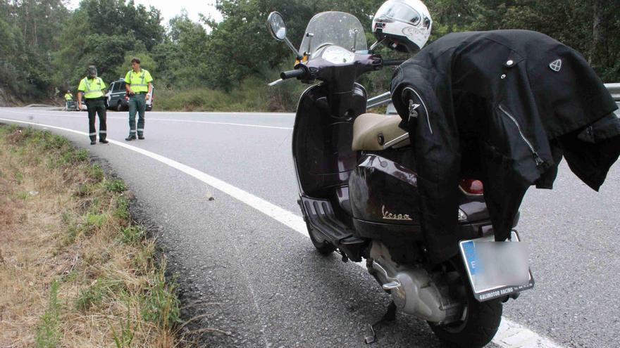 Un accidente de moto ocurrido en la PO-313 en Marín. // S. Álvarez