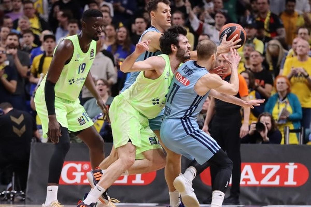 Abrines, en una acción defensiva ante Thomas en el duelo ante el ALBA Berlín