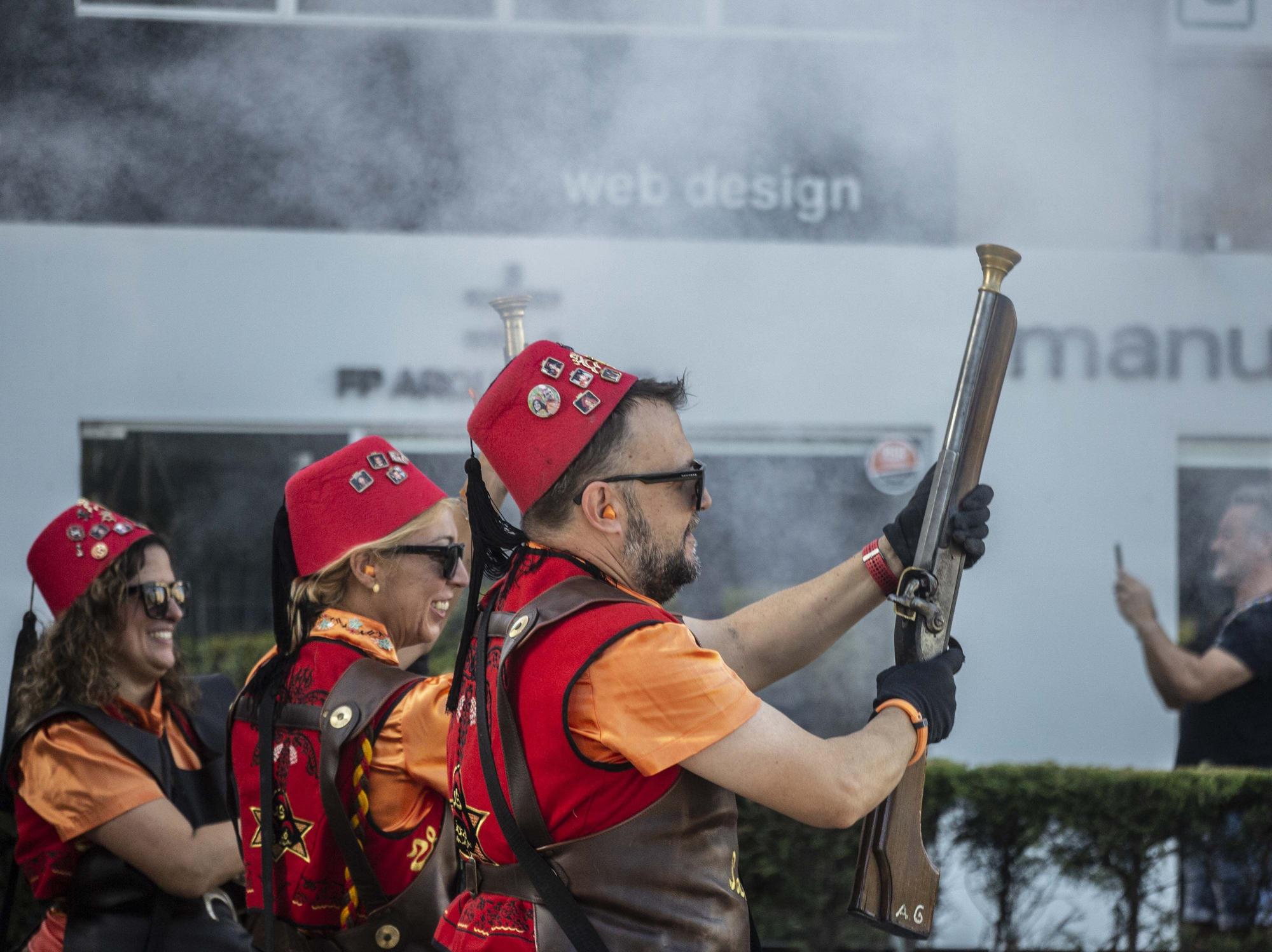 El potente Alardo de los Moros y Cristianos despierta a Elche