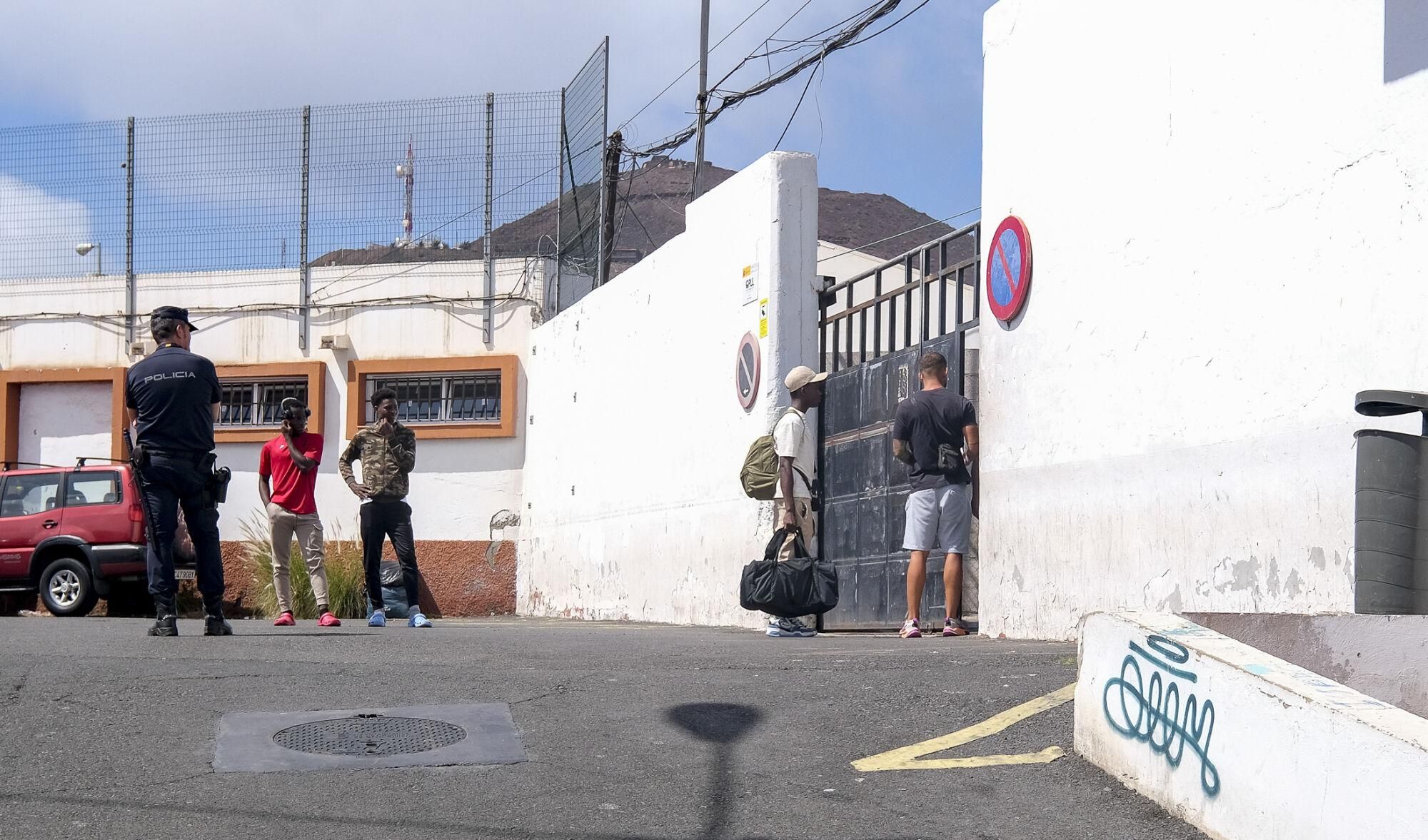 Traslado de menores migrantes asilados a las instalaciones del Canarias 50 en La Isleta