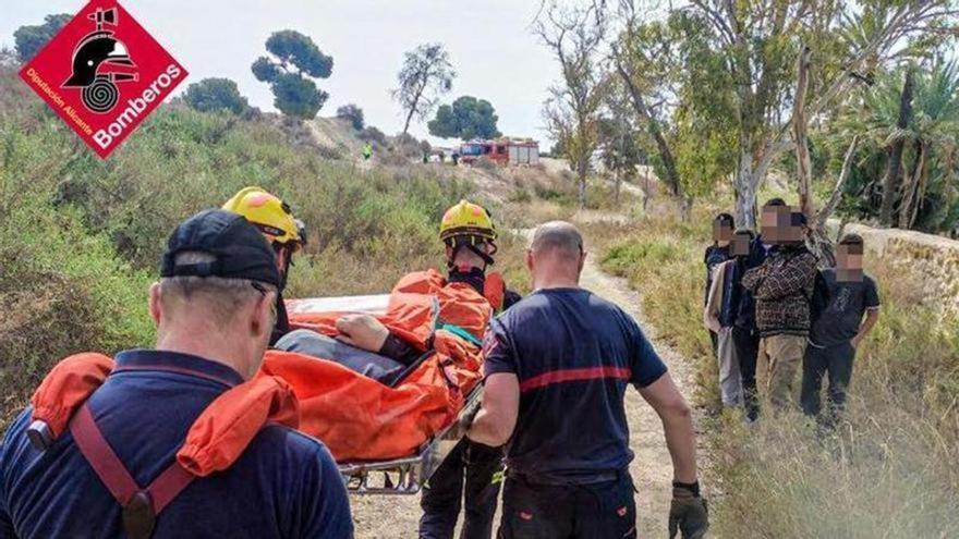 Los bomberos auxilian a una mujer accidentada en la presa del Pantano de Elche