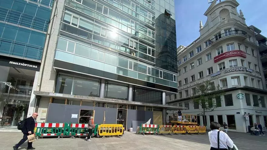La oficina de Abanca junto al Obelisco, cerrada por obras