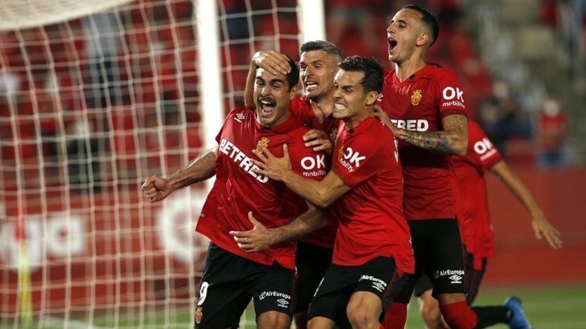 Los jugadores del Mallorca celebran su último triunfo.