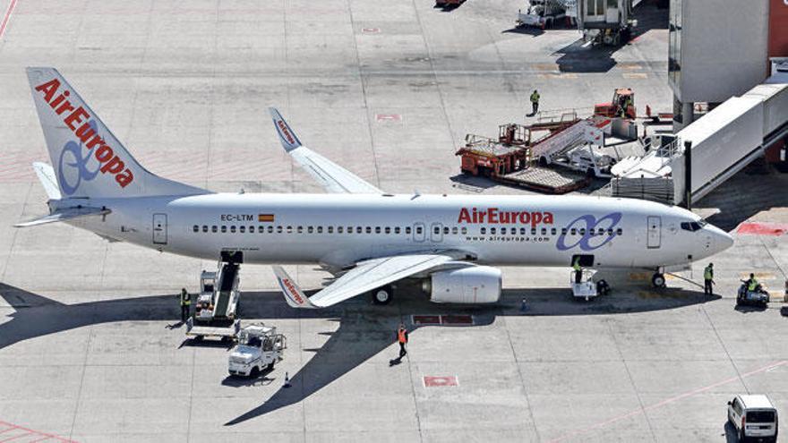 Un avión de Air Europa, en el aeropuerto de Son Sant Joan, en una imagen de archivo.