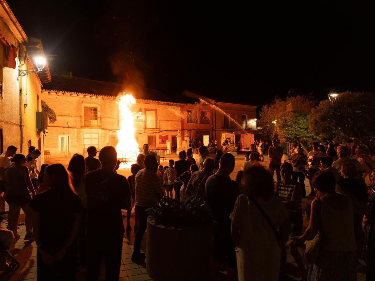 Una noche mágica en las hogueras de la noche de San Juan en Tagarabuena y Toro Una noche mágica en las hogueras de la noche de San Juan en Tagarabuena y Toro
