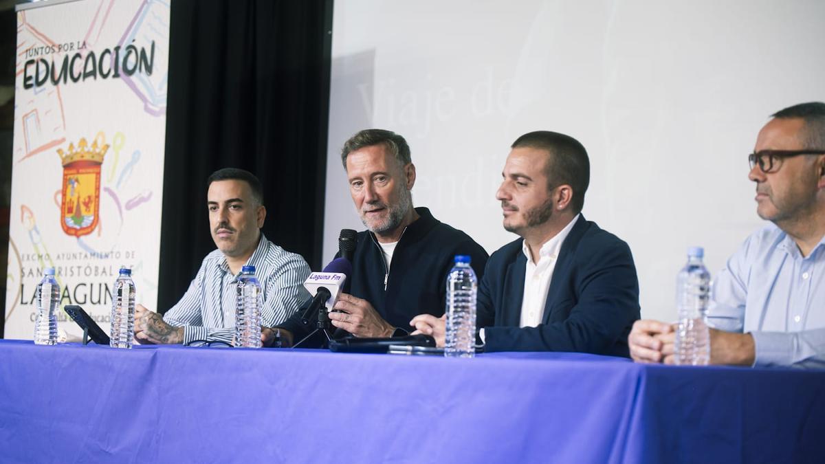 Pedro García Aguado, durante la visita a un instituto de La Laguna