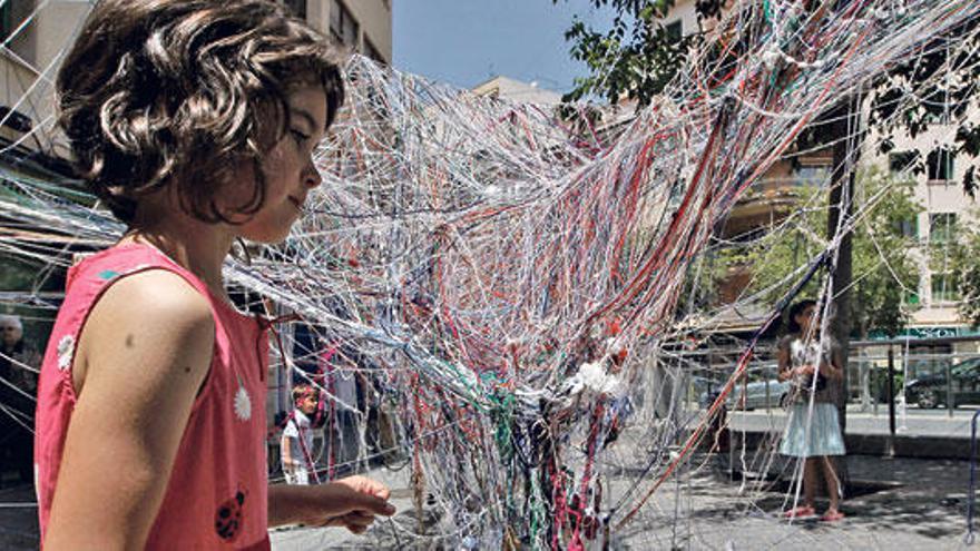 Telaraña gigante hecha con lana por el colectivo Arquitectives.