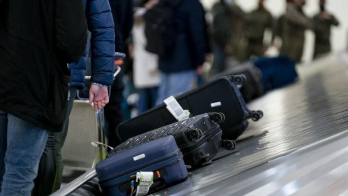 Una maleta en una cinta transportadora de un aeropuerto.