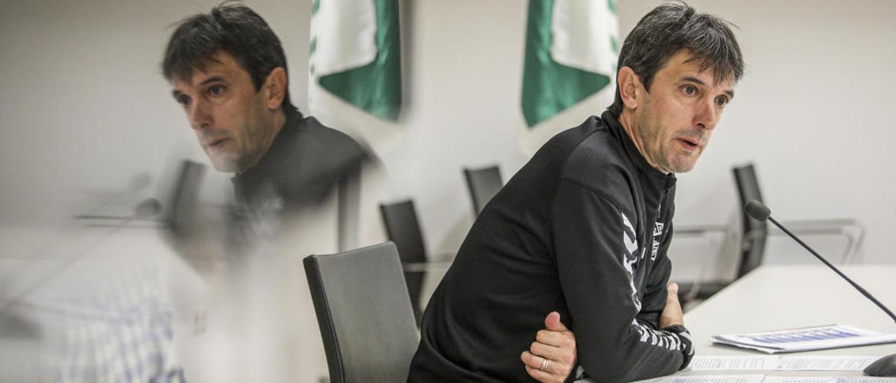 El entrenador del Elche, José Rojo, Pacheta, en la sala de prensa del estadio Martínez Valero.