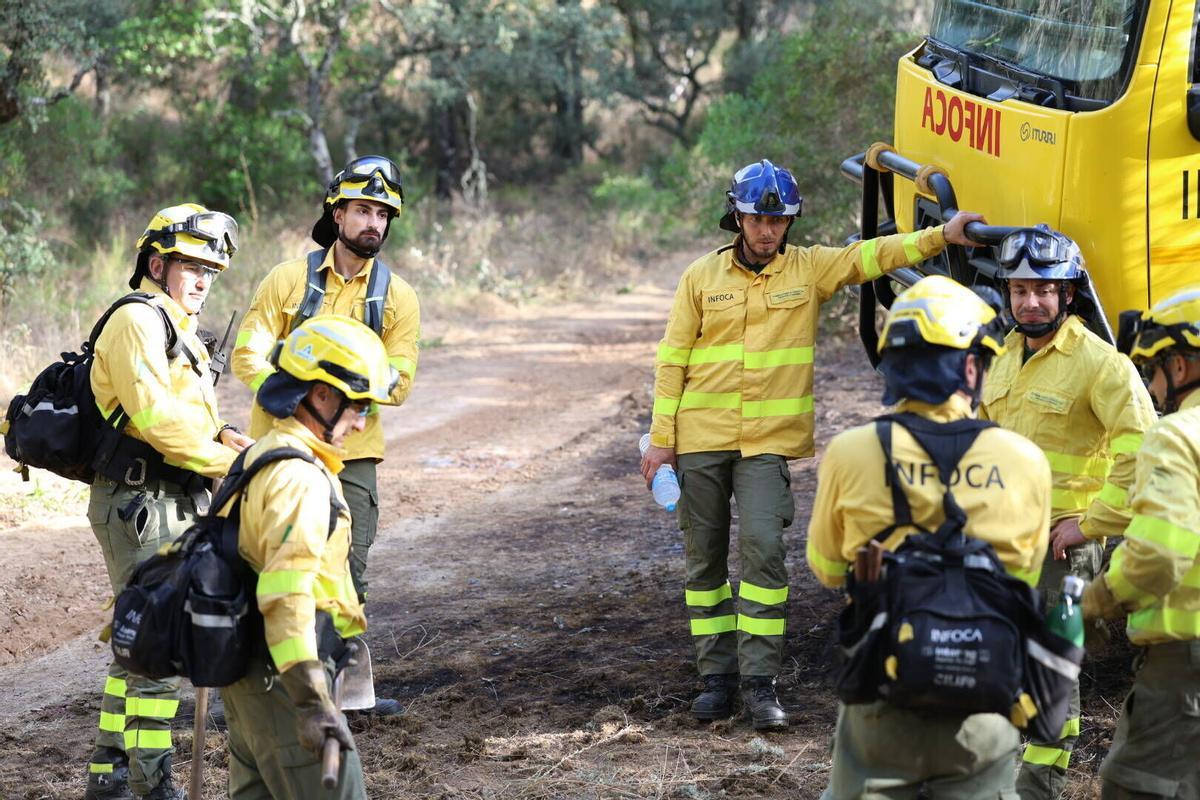 El Infoca trabaja en la extinción del incendio de Las Jaras en la sierra de Córdoba